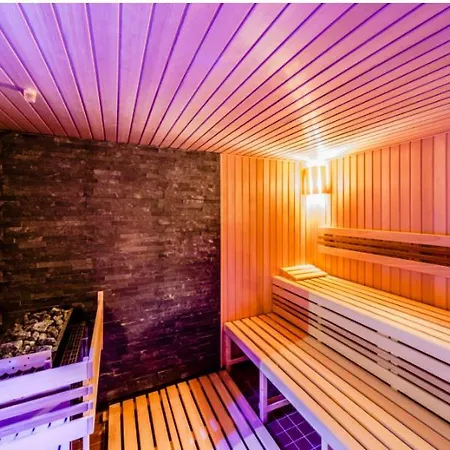 Live-inn 1 Bdr View For 1-4 Guests, 20 Mins To Center, Lift, Gym, Reception, Parking, Roof Terrace, Game & Party Apartment Prague