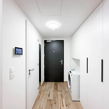 Apartment Real Living By Refa Karlin 307