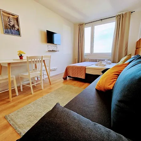 Live-inn Cozy For 1-4 Guests, 20 Mins To Center, Lift, Gym, Reception, Parking, Roof Terrace, Game & Party * Prague