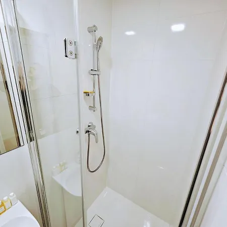 Live-inn Cozy For 1-4 Guests, 20 Mins To Center, Lift, Gym, Reception, Parking, Roof Terrace, Game & Party * Prague