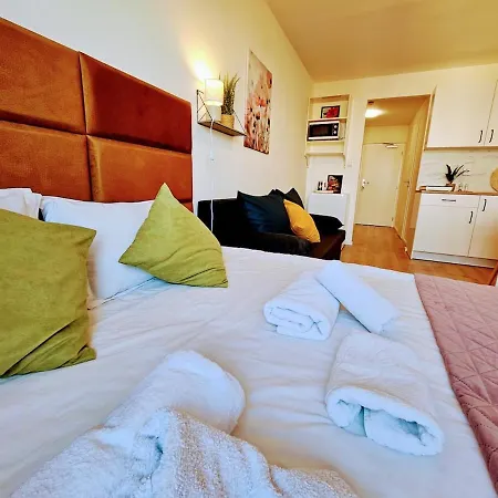Live-inn Cozy For 1-4 Guests, 20 Mins To Center, Lift, Gym, Reception, Parking, Roof Terrace, Game & Party Prague