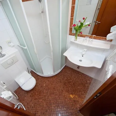 Hotel 16 -