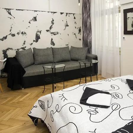 Black & White Apartment Prague By Wenceslas Square And Muzeum *