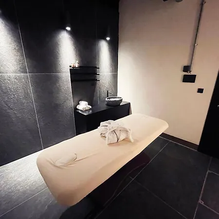 Luxe With Pool, Sauna, Jacuzzi, Gym, Balcony