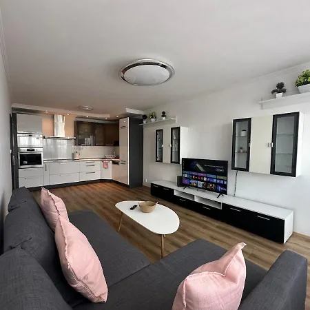 High Rise Cozy 2brd Flat Apartamento Praga