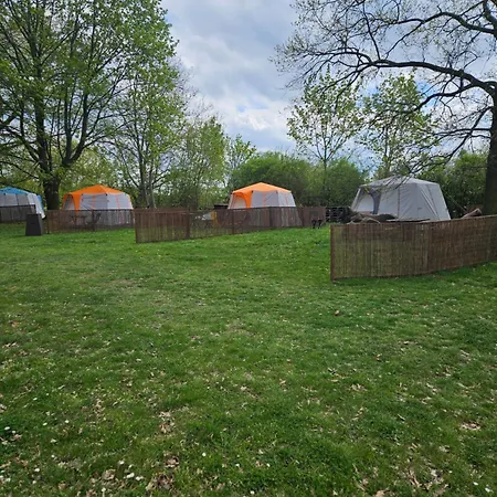 Seberak - V Chatickach A V Luxusnich Stanech Luxe tent