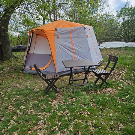 Seberak - V Chatickach A V Luxusnich Stanech Tente de luxe Prague