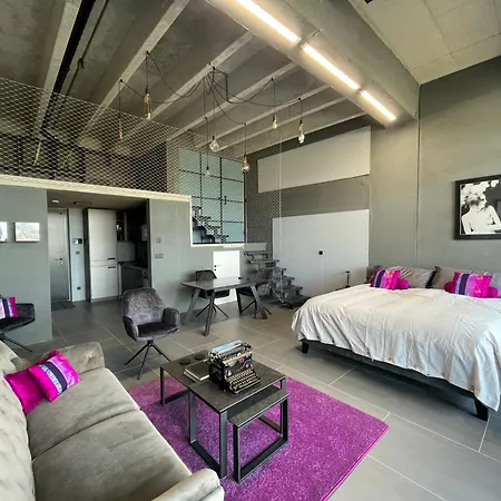 Luxe With Pool, Sauna, Jacuzzi, Gym, Balcony Apartment