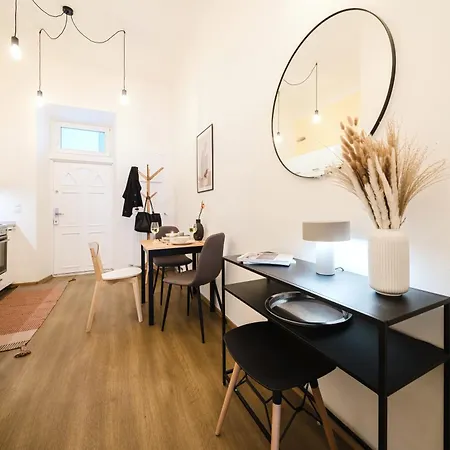 Days - Sunlit 1bdr - Netflix - Yet Quiet - New Town Apartment *