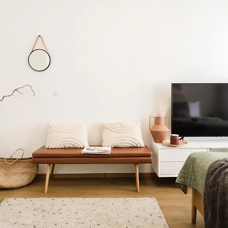 Days - Sunlit 1bdr - Netflix - Yet Quiet - New Town