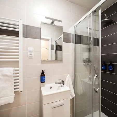 Days - Sunlit 1bdr - Netflix - Yet Quiet - New Town Apartment Prague