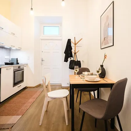 Days - Sunlit 1bdr - Netflix - Yet Quiet - New Town Apartment