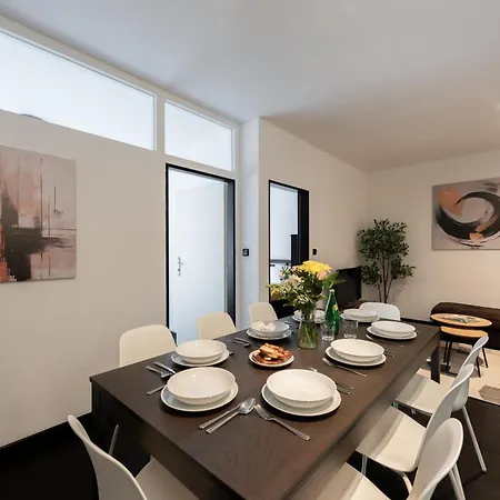 Apartment Deluxe With Balcony Near Center Prague