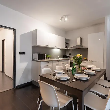 Deluxe With Balcony Near Center Apartment