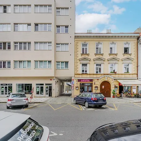Apartment Deluxe With Balcony Near Center