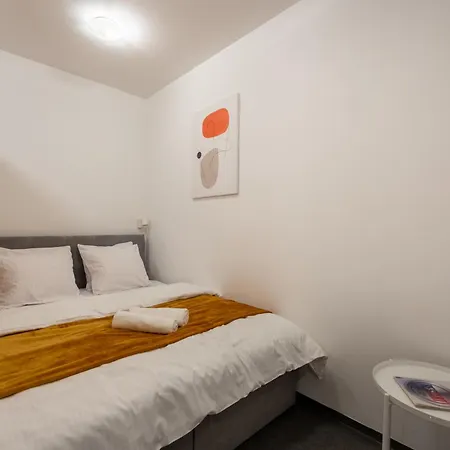 Deluxe With Balcony Near Center Apartment *