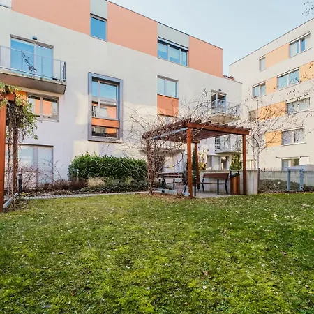 Blueground Zizkov Furnished Park Prg-42 *