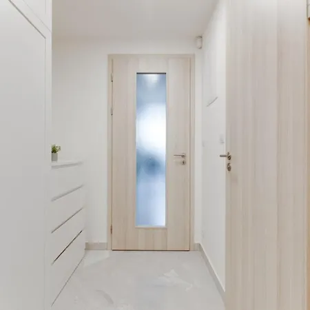Brand-new, Equipped Near The Metro Apartment