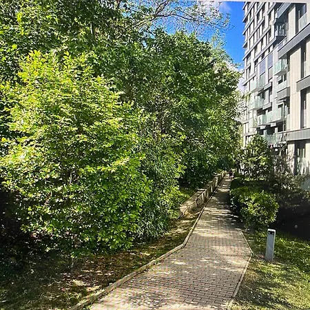 Apartment Garden Tower - 8 Min Do Centra, Garaz