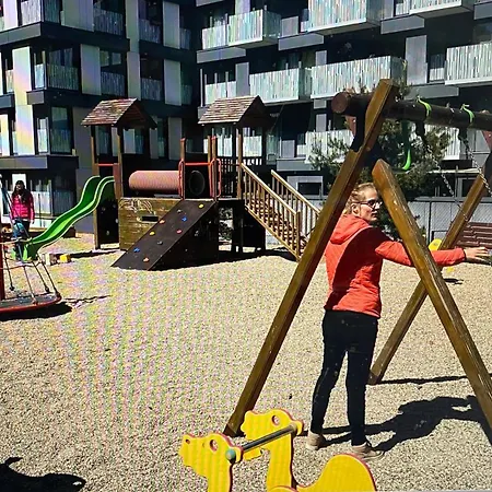 Garden Tower - 8 Min Do Centra, Garaz Apartment *