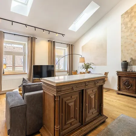 Peaceful & Cozy Living In Vysehrad With A Balcony