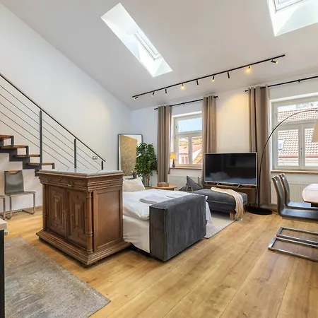 Peaceful & Cozy Living In Vysehrad With A Balcony דירה