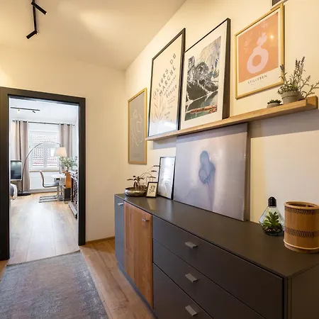 Peaceful & Cozy Living In Vysehrad With A Balcony דירה *