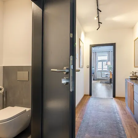 Peaceful & Cozy Living In Vysehrad With A Balcony דירה פראג