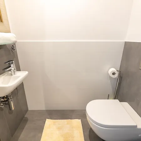 Peaceful & Cozy Living In Vysehrad With A Balcony פראג