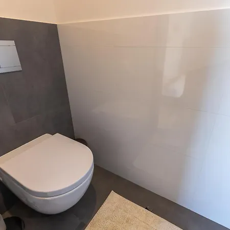 Peaceful & Cozy Living In Vysehrad With A Balcony * פראג