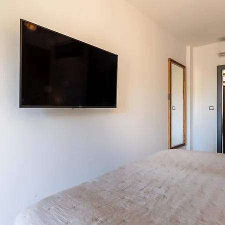 Peaceful & Cozy Living In Vysehrad With A Balcony דירה *