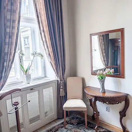 Villa With Hot-Tub, Terrace And Garden, Wenceslass Square Praha