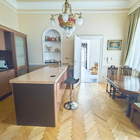 Villa With Hot-Tub, Terrace And Garden, Wenceslass Square * Praha