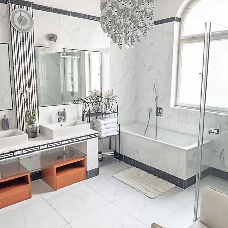 Vila Villa With Hot-Tub, Terrace And Garden, Wenceslass Square