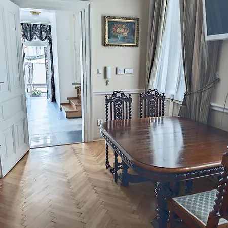 Villa With Hot-Tub, Terrace And Garden, Wenceslass Square Vila Praha