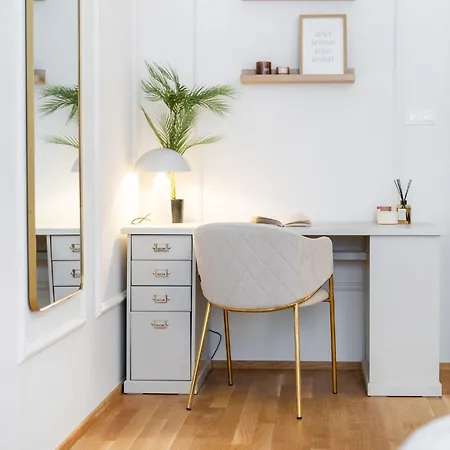 Spacious Smichov 2 Bedroom With Excellent Tram Connection *