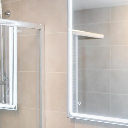 Spacious Smichov 2 Bedroom With Excellent Tram Connection Apartment *