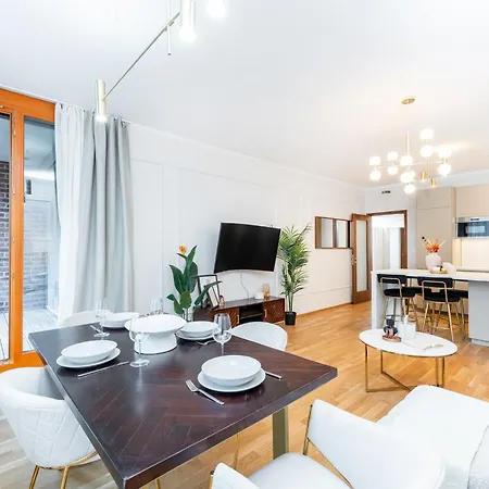 Apartment Spacious Smichov 2 Bedroom With Excellent Tram Connection *