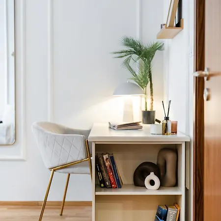 Spacious Smichov 2 Bedroom With Excellent Tram Connection