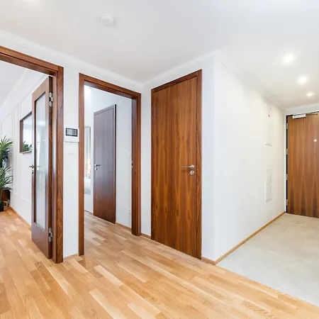 Spacious Smichov 2 Bedroom With Excellent Tram Connection Prague