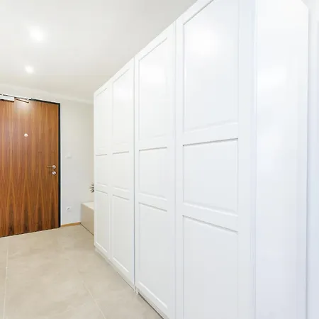 Spacious Smichov 2 Bedroom With Excellent Tram Connection Apartment