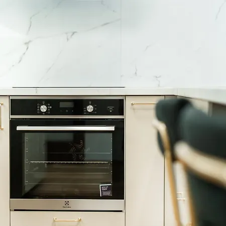 Spacious Smichov 2 Bedroom With Excellent Tram Connection *