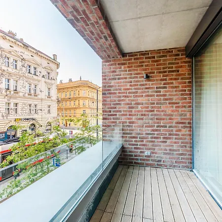 Spacious Smichov 2 Bedroom With Excellent Tram Connection