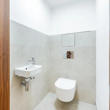 Spacious Smichov 2 Bedroom With Excellent Tram Connection *
