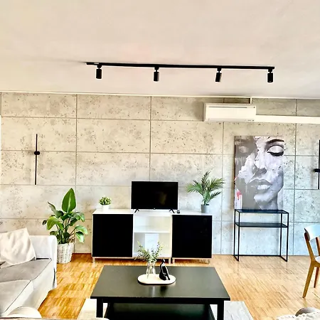 Daire Spacious Near Center With Balcony And Garage Parking