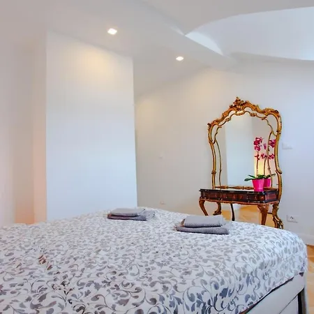 Charles Bridge Unique Maisonette Apartment Prague