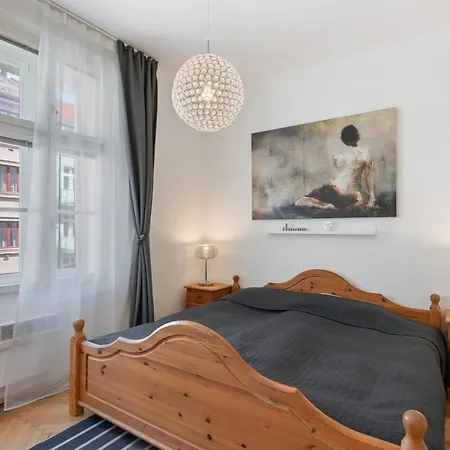 Cozy 2 Bedroom Flat In *