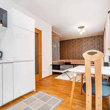 Spacious With Free Parking *
