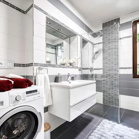Apartment With Garden In 6 *