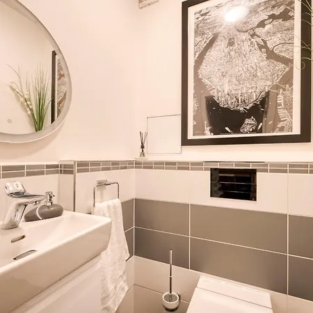 Apartment With Garden In 6 *